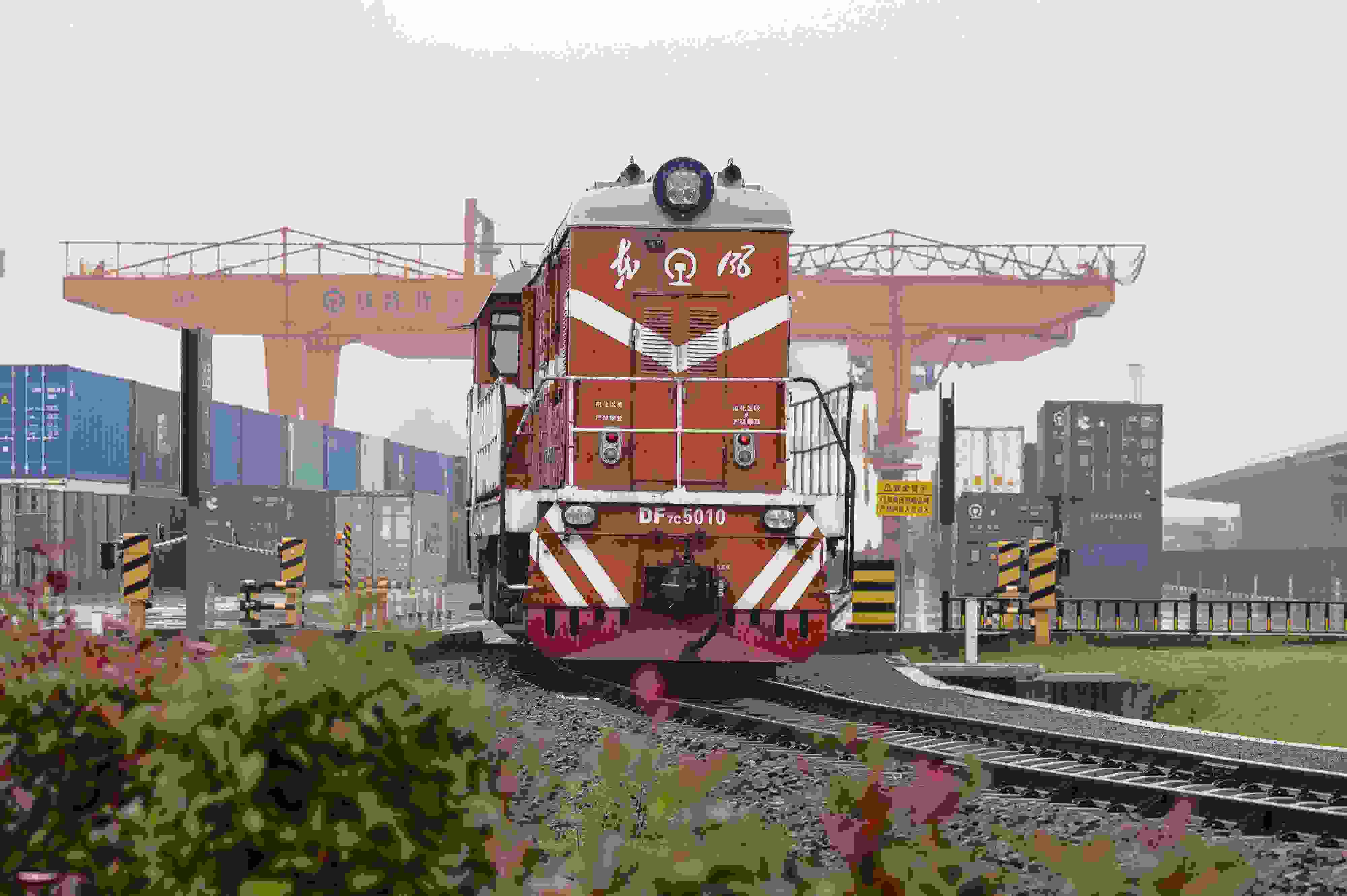 2024年5月5日，“五一”假期最后一天。在浙江省金華市金東區(qū)鐵路金華南站，一列滿載110標(biāo)箱的中歐班列緩緩啟程駛往匈牙利。