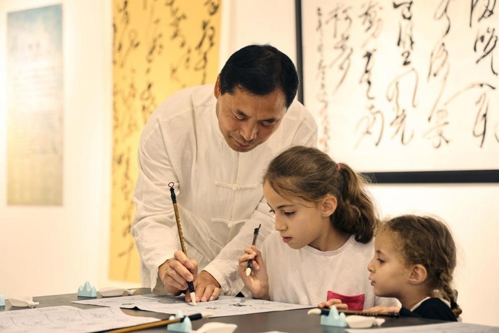 中國書法老師帶領(lǐng)現(xiàn)場觀眾體驗書法。拉巴特中國文化中心供圖