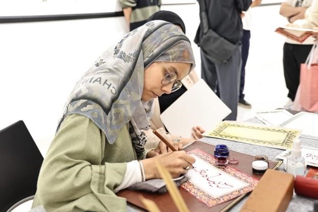 摩洛哥書法老師正在創(chuàng)作。拉巴特中國文化中心供圖