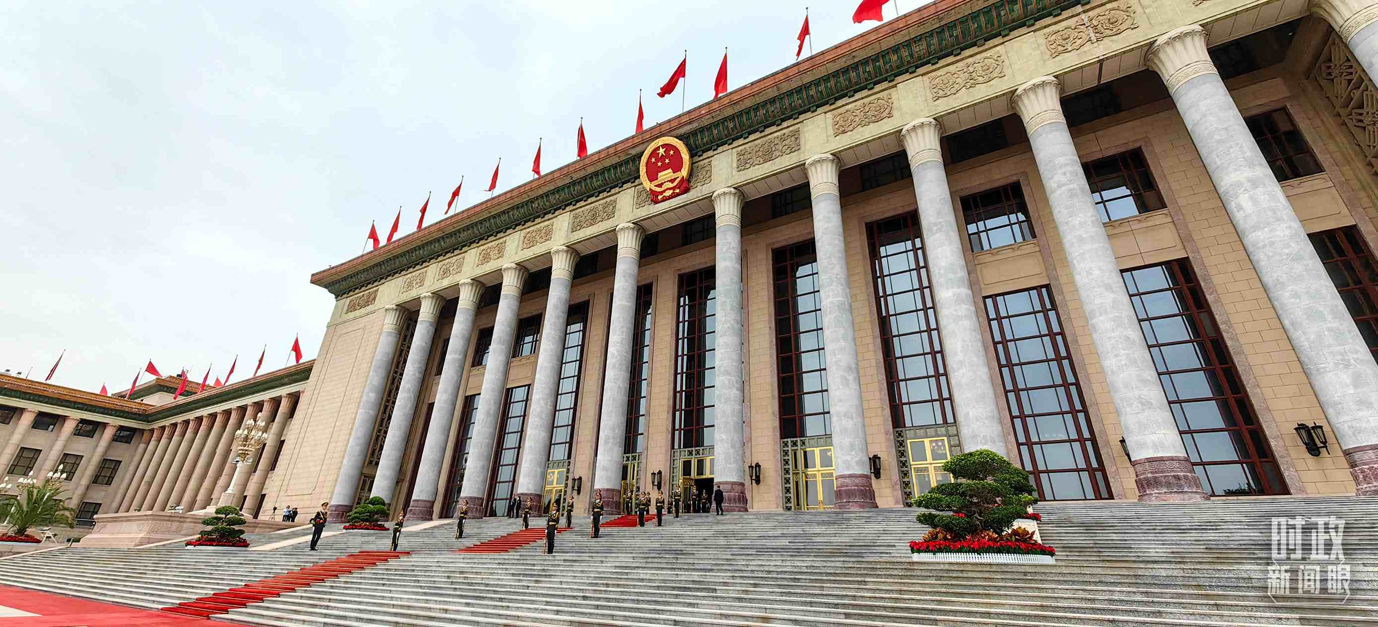 △人民大會(huì)堂東門外廣場(chǎng)。（總臺(tái)央視記者段德文拍攝）