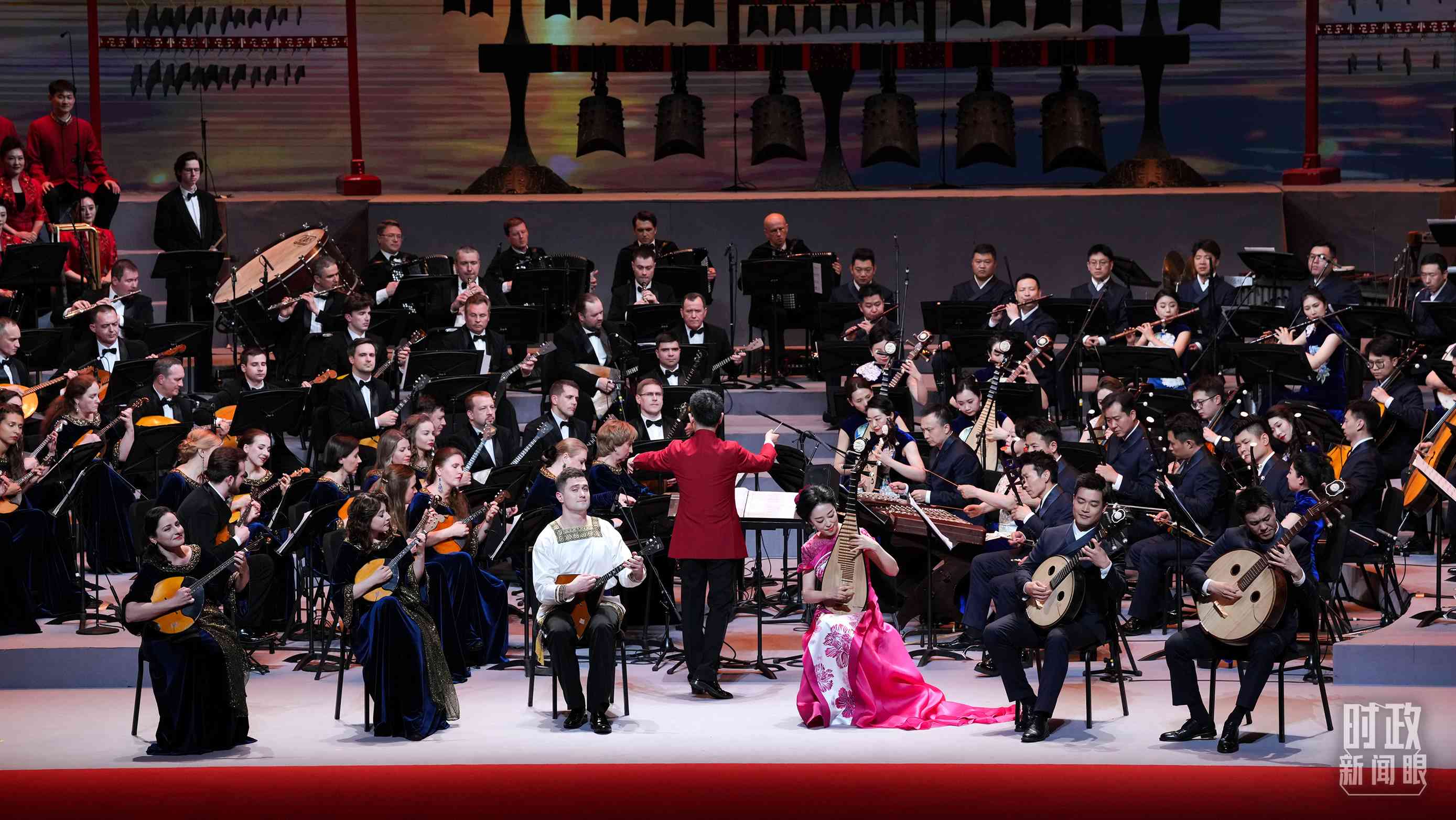 △前來(lái)參加音樂(lè)會(huì)的中俄藝術(shù)家匯聚一堂。（總臺(tái)央視記者李增仁、國(guó)廣記者李晉拍攝）