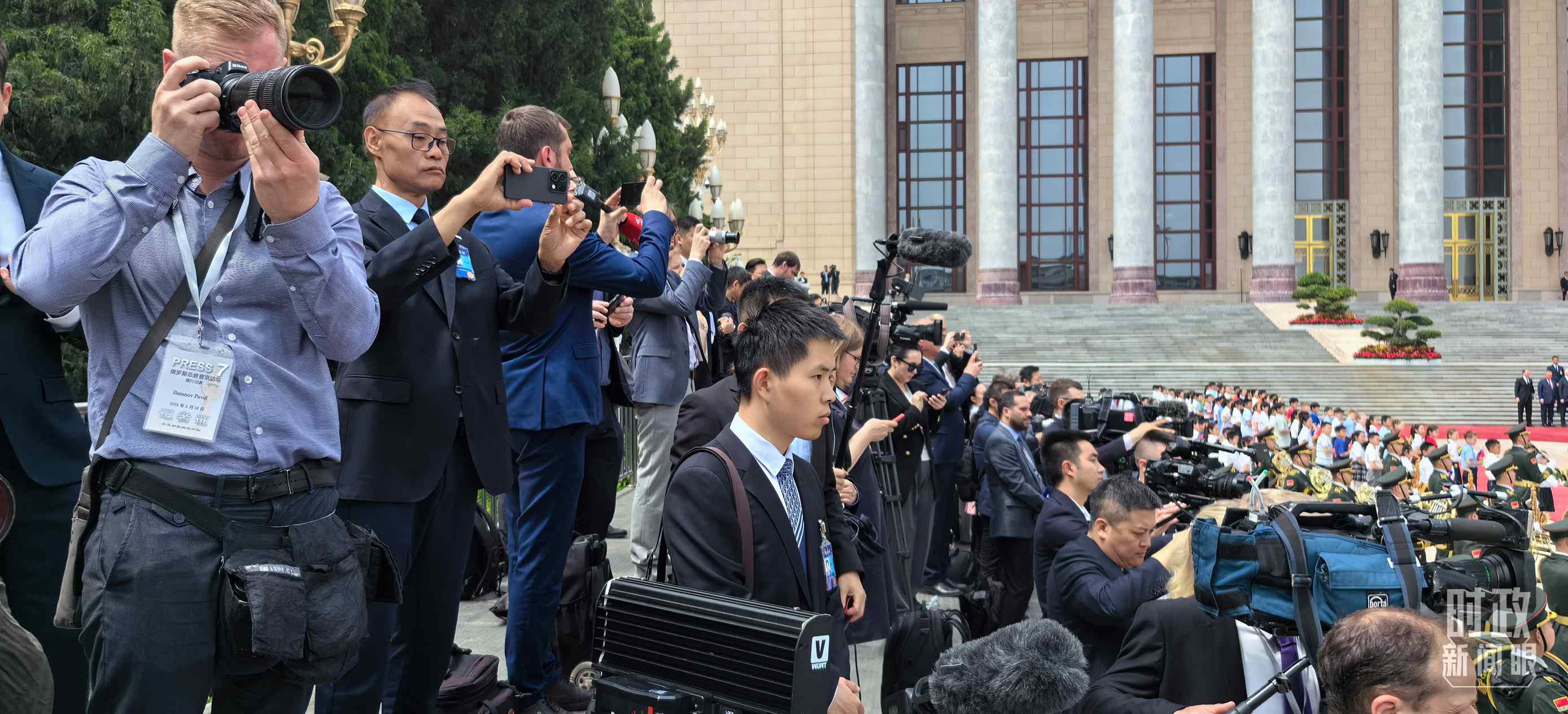 △當(dāng)天參與現(xiàn)場(chǎng)報(bào)道的中外記者。（總臺(tái)央視記者楊波、王子杭拍攝）