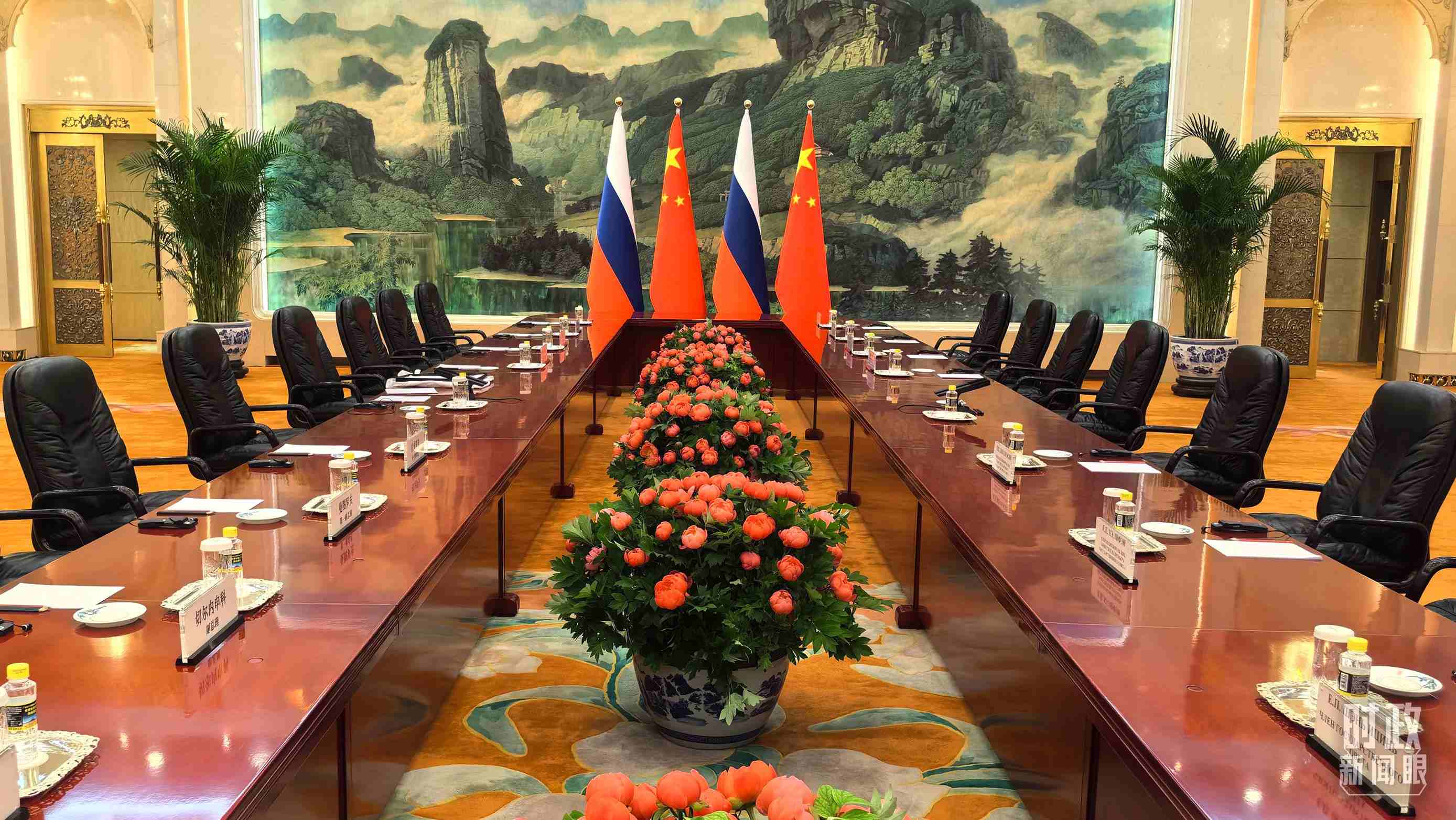 △中俄兩國(guó)元首首先舉行小范圍會(huì)談，這是會(huì)談開(kāi)始前的現(xiàn)場(chǎng)。（總臺(tái)央視記者鄂介甫拍攝）