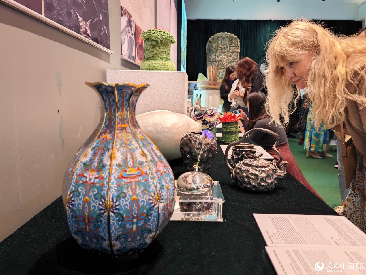 英國觀眾被中國手工藝制品所吸引。邢雪攝