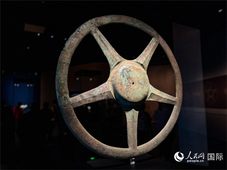 三星堆博物館中展出的太陽輪。人民網(wǎng)記者 羨江楠攝