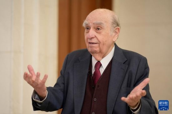  5月17日，烏拉圭前總統(tǒng)胡利奧·瑪麗亞·桑吉內(nèi)蒂在蒙得維的亞接受新華社記者專訪。新華社發(fā)（尼古拉斯·塞拉亞攝）