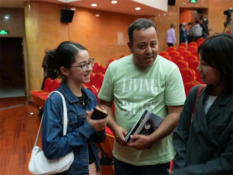 阿爾及利亞市民拉納·艾薩尼和她父親現(xiàn)場聆聽中阿交響樂演出 。蘇州交響樂團供圖