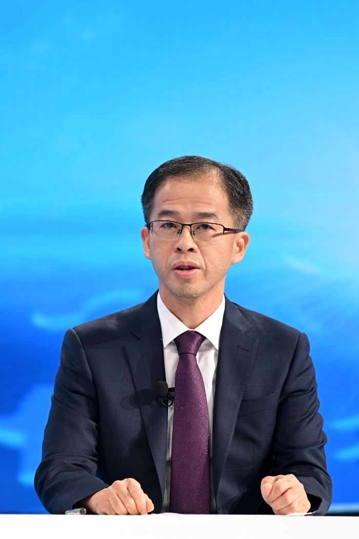 商務(wù)部政研室副主任丁維順在“中國經(jīng)濟圓桌會”錄制現(xiàn)場交流發(fā)言。新華社記者 金良快 攝