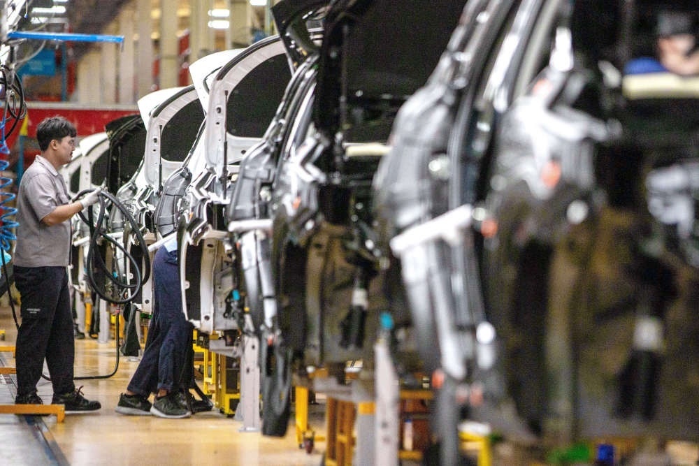 2023年9月7日，在位于泰國春武里府的上汽正大公司汽車工廠，工人在生產(chǎn)車間內(nèi)工作。新華社記者 王騰 攝