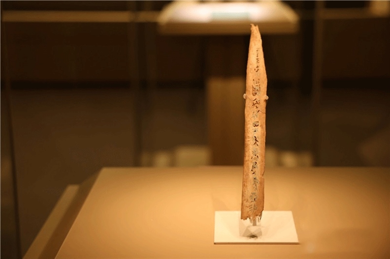 △殷墟博物館新館中展有我國(guó)博物館現(xiàn)存唯一一件文字鑲嵌綠松石甲骨。