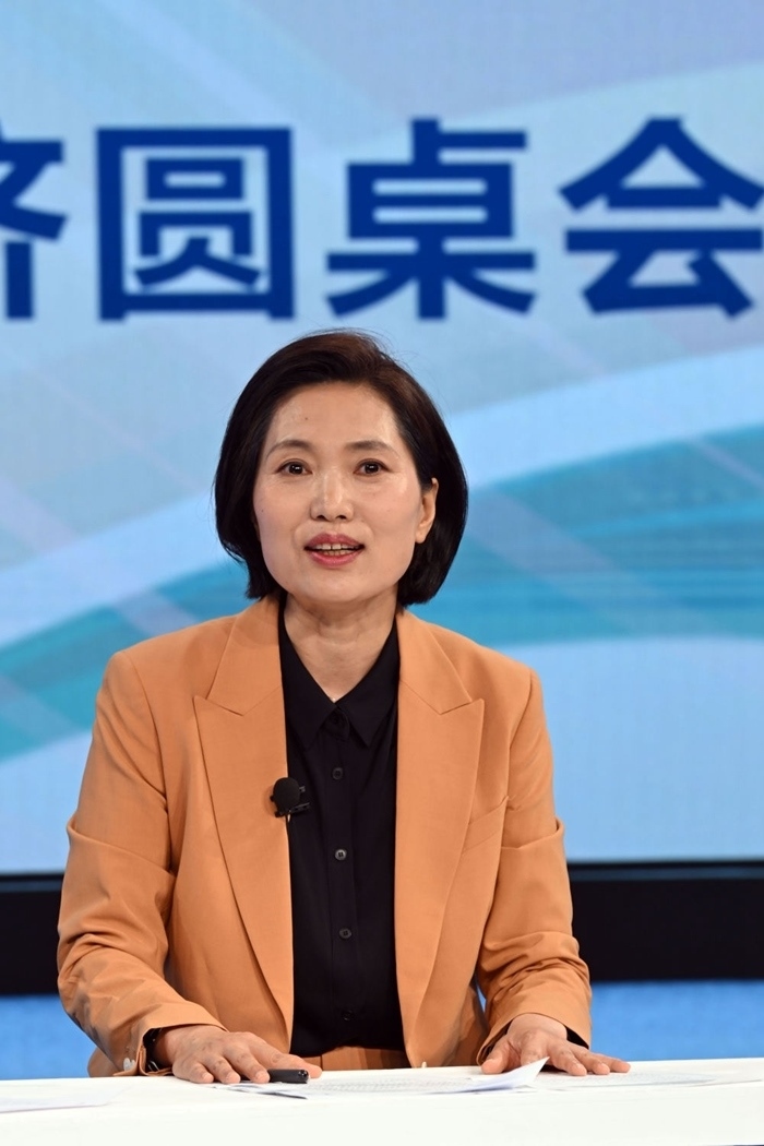 中國宏觀經(jīng)濟研究院對外經(jīng)濟研究所研究員曲鳳杰在“中國經(jīng)濟圓桌會”錄制現(xiàn)場交流發(fā)言。新華社記者 金良快 攝