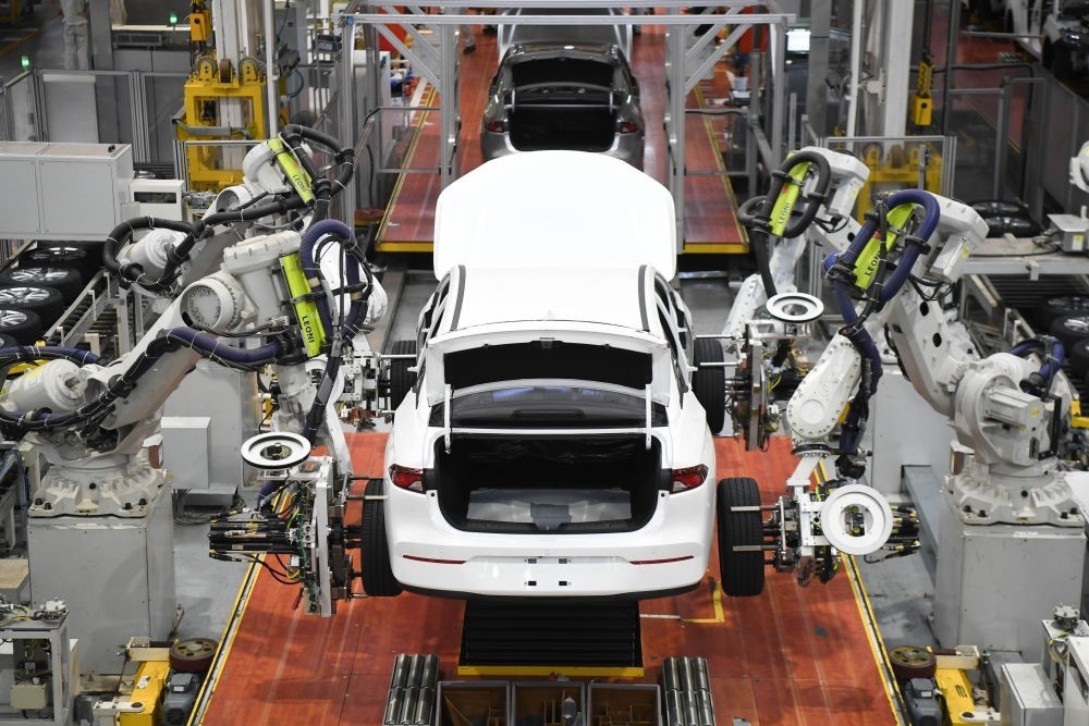 這是2024年4月24日拍攝的廣州廣汽埃安新能源汽車的全自動化輪胎安裝工作站。新華社記者 鄧華 攝