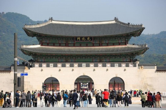 2023年10月18日，游客在韓國首爾光化門參觀。新華社記者王益亮攝