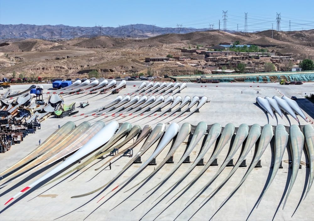 2024年5月11日拍攝的碼放在內(nèi)蒙古包頭市石拐區(qū)一家風(fēng)電設(shè)備制造企業(yè)廠區(qū)內(nèi)的葉片（無人機照片）。新華社記者 連振 攝