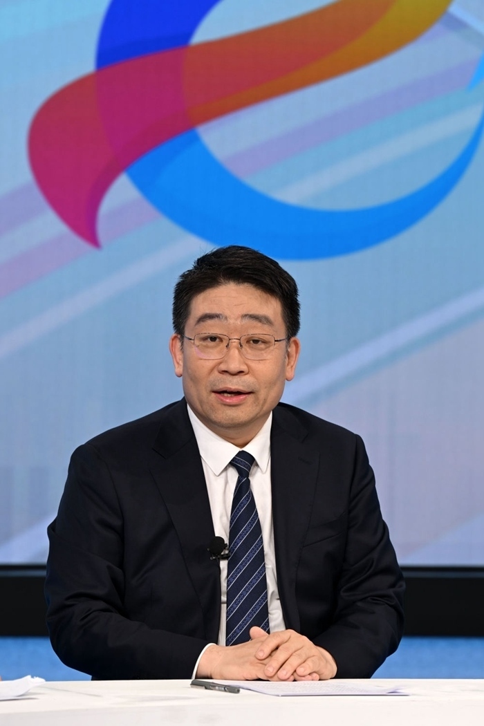 國家發(fā)展改革委產(chǎn)業(yè)司副司長霍福鵬在“中國經(jīng)濟圓桌會”錄制現(xiàn)場交流發(fā)言。新華社記者 金良快 攝