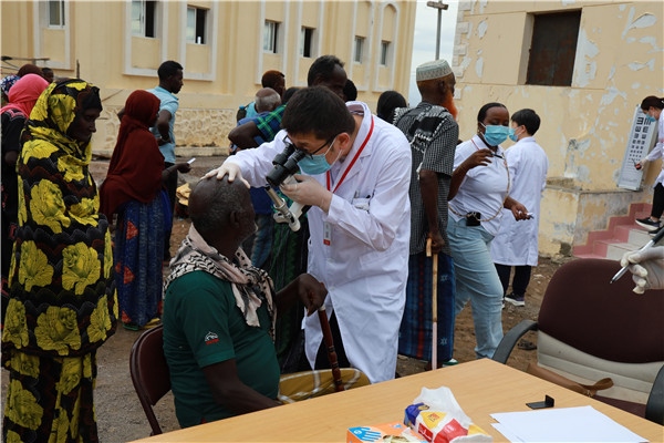 在義診現(xiàn)場，中國醫(yī)生與當(dāng)?shù)鼐用窈嫌傲裟?，吉布提鹽業(yè)投資公司供圖