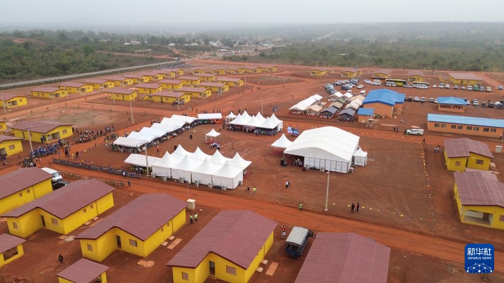 這是2023年12月16日在科特迪瓦北部城鎮(zhèn)費(fèi)爾凱塞杜古以北拍攝的旱港移民新村（無(wú)人機(jī)照片）。新華社發(fā)（中成股份科特迪瓦分公司供圖）