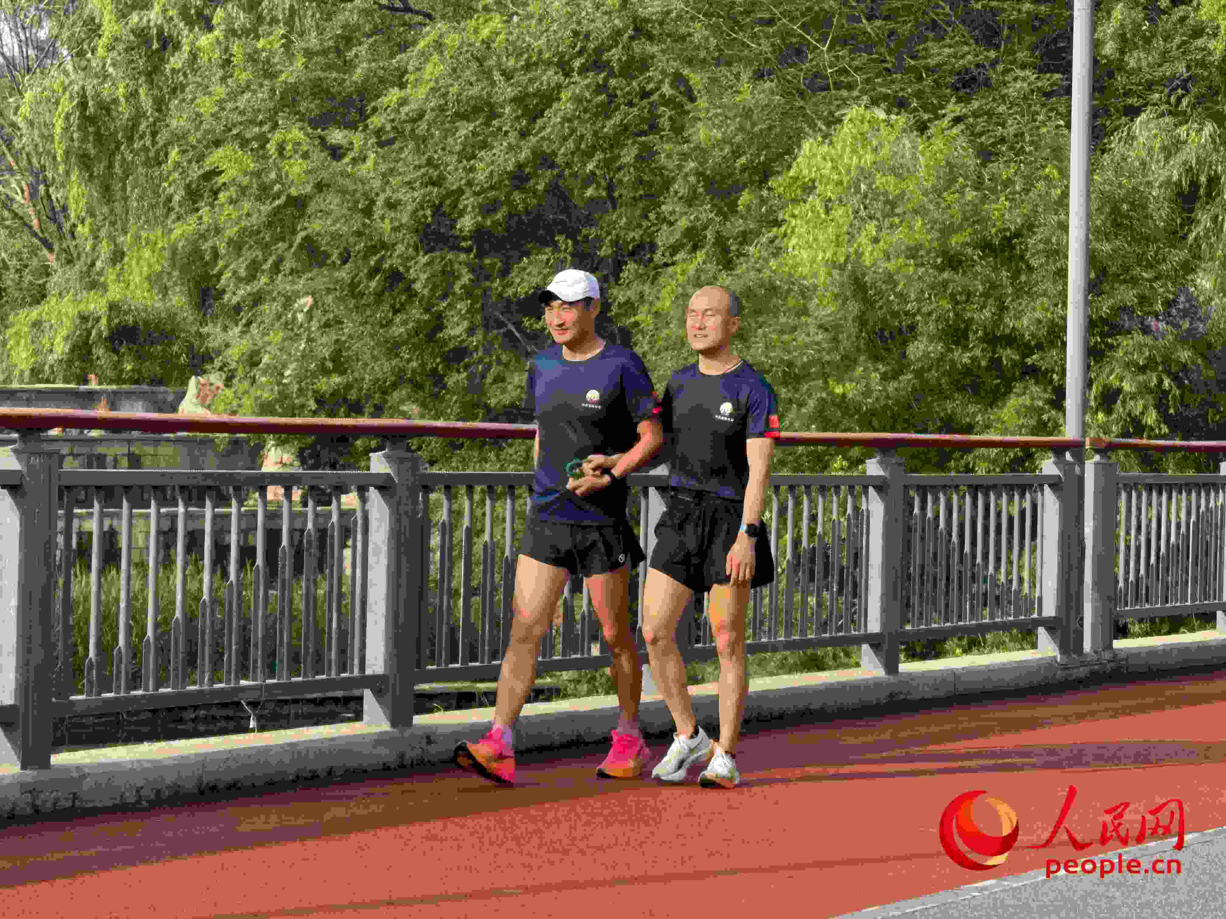 李玉寶和何亞君跑步后進(jìn)行調(diào)整。人民網(wǎng) 周靜圓攝