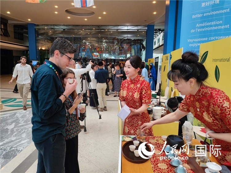 與會嘉賓在中國展臺品茶。 人民網(wǎng)記者 謝亞宏攝