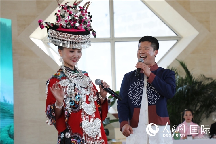 2、來自湖北的歌唱家演唱民族歌曲。 人民網(wǎng)記者 李志偉攝