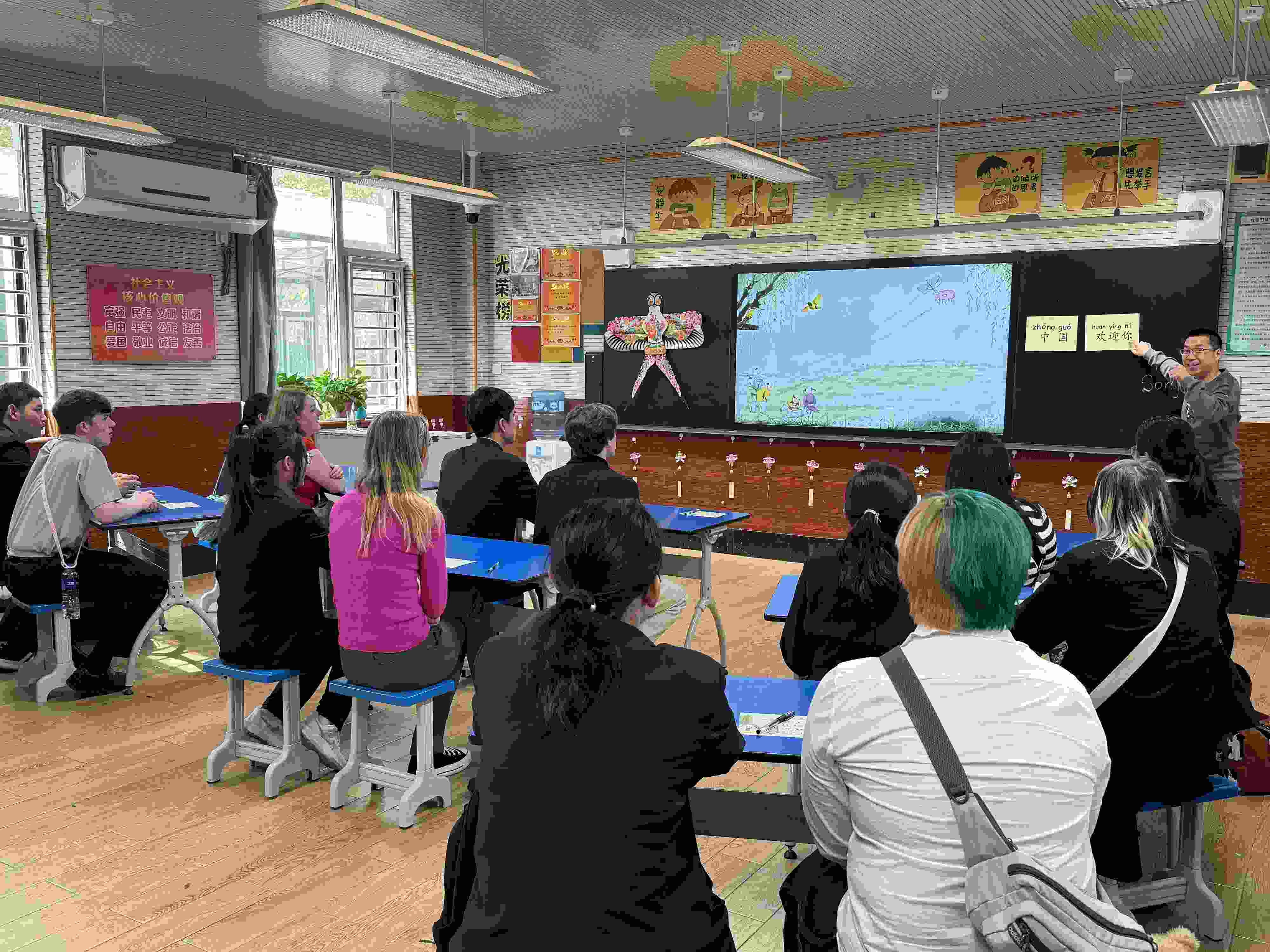 2024年4月20日，美國(guó)艾奧瓦州馬斯卡廷高中“友誼傳承”研學(xué)團(tuán)來到石家莊外國(guó)語學(xué)校，中美學(xué)生同上一節(jié)中文課。