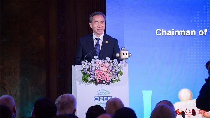 中國國際貿易促進委員會會長任鴻斌致辭。人民網(wǎng) 郭錦標攝