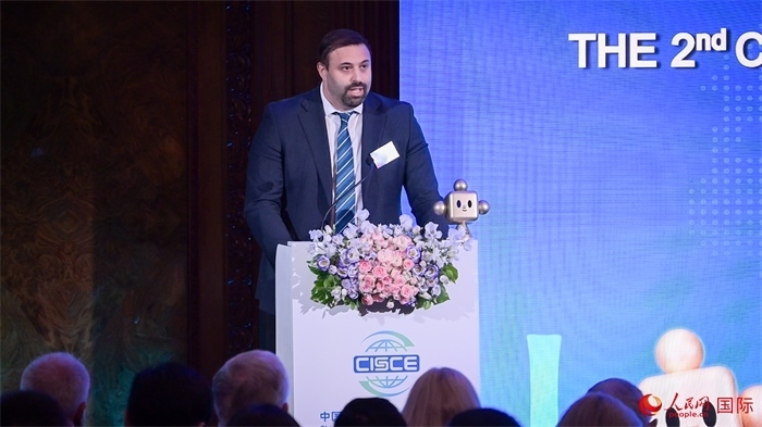 英國48家集團俱樂部主席杰克·佩里致辭。人民網(wǎng) 郭錦標攝