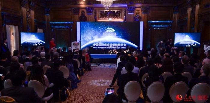 現(xiàn)場播放第二屆中國國際供應鏈促進博覽會宣傳片。人民網(wǎng) 郭錦標攝