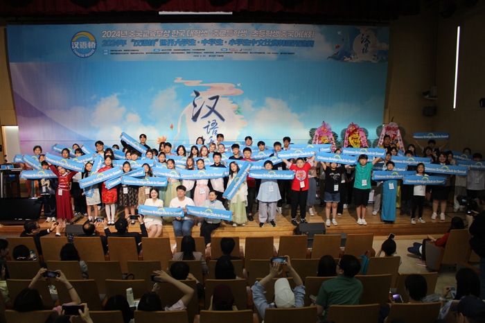 比賽結(jié)束后，參賽選手們合影留念。