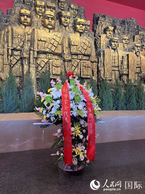 創(chuàng)價學(xué)會青年代表團敬獻(xiàn)的花籃上，寫有“愿日中金橋萬古長青”。人民網(wǎng)記者 陳思攝