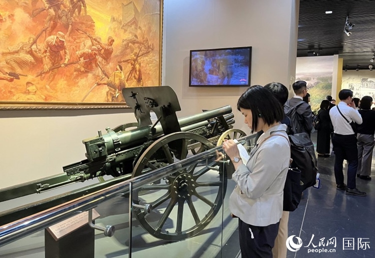 創(chuàng)價學(xué)會青年代表團成員在中國人民抗日戰(zhàn)爭紀(jì)念館參觀。人民網(wǎng)記者 陳思攝