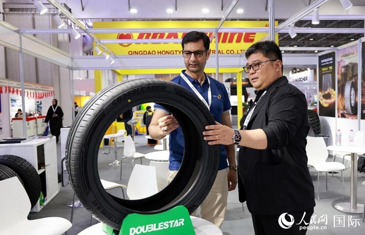 工作人員向客戶展示雙星電動(dòng)汽車輪胎。和傳統(tǒng)汽車輪胎相比，電動(dòng)汽車輪胎具有更高承載能力、更加靜音舒適、更好極速抓地、更低滾動(dòng)阻力等特點(diǎn)。人民網(wǎng)記者 管克江攝