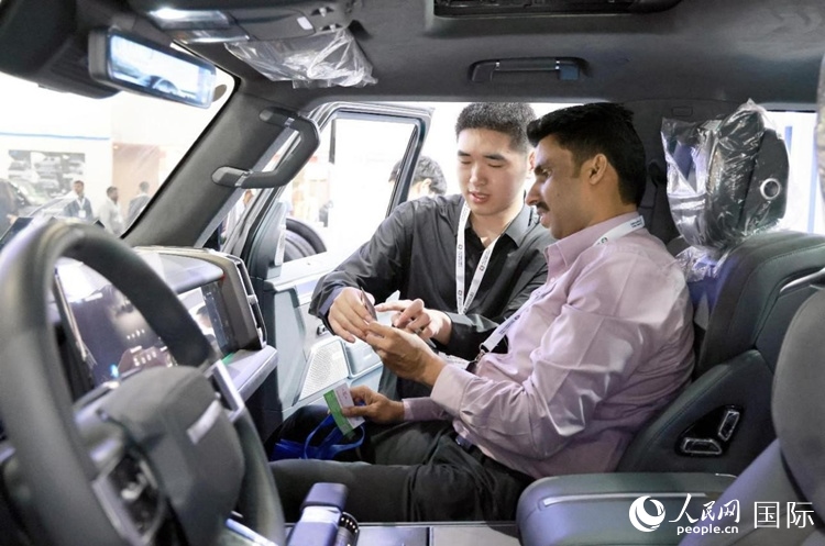 客戶在了解中國(guó)產(chǎn)汽車。人民網(wǎng)記者 管克江攝