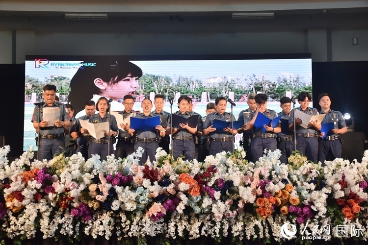 邦板牙省警察局學員在結(jié)業(yè)典禮上表演合唱。人民網(wǎng)記者 樊帆攝