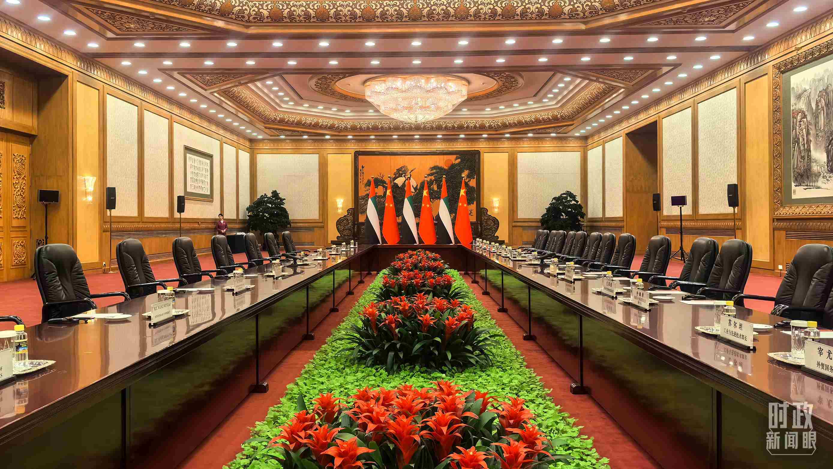 △5月30日下午，習(xí)近平主席同阿聯(lián)酋總統(tǒng)穆罕默德會(huì)談。這是會(huì)談開(kāi)始前的現(xiàn)場(chǎng)。（總臺(tái)央視記者鄂介甫拍攝）