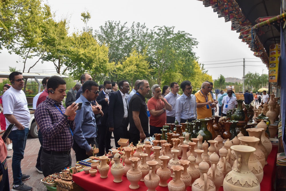 2023年5月31日，阿拉伯國(guó)家聯(lián)盟代表團(tuán)一行在新疆喀什古城參觀訪問。新華社記者 高晗 攝