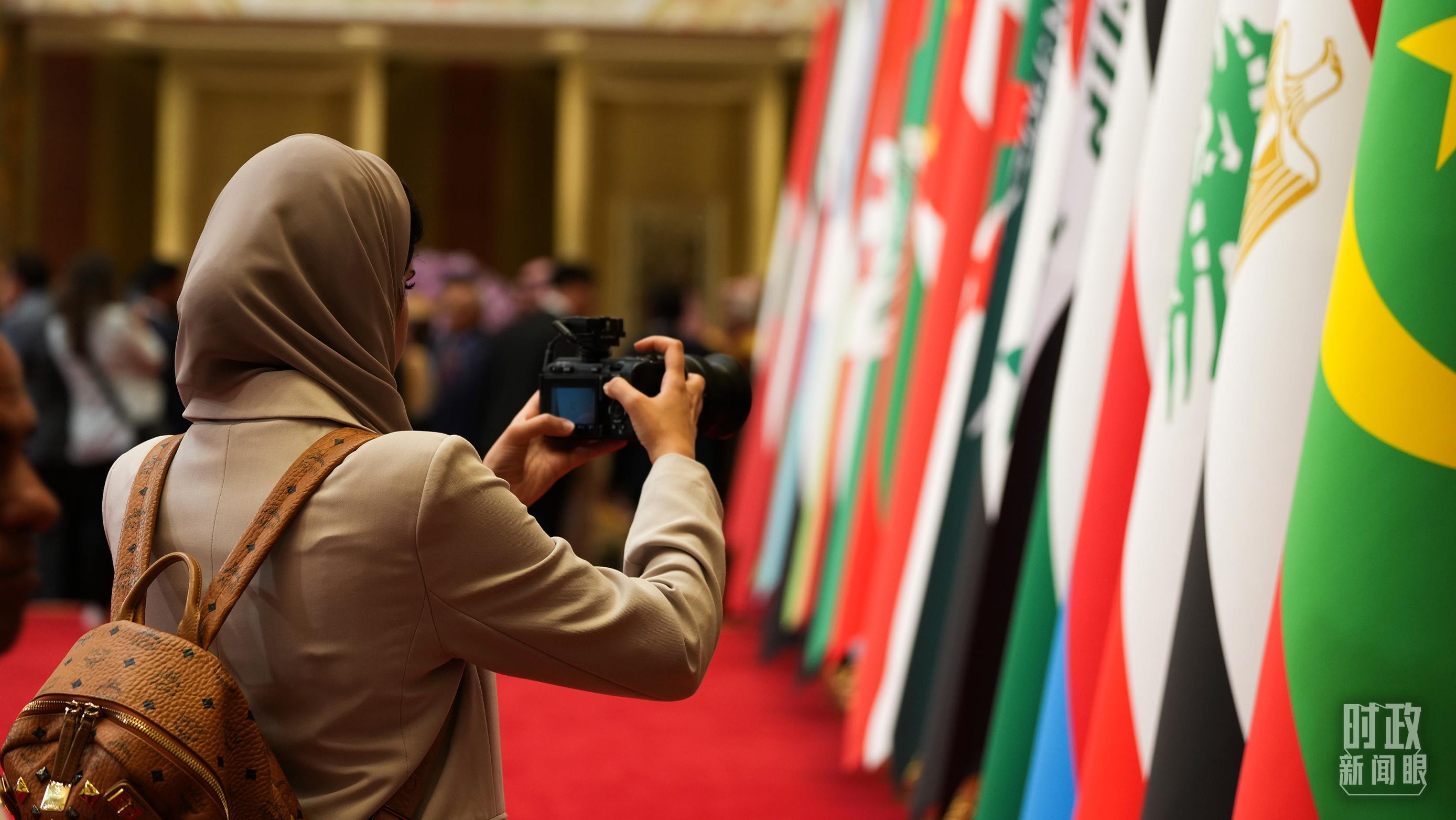 △外國(guó)媒體拍攝現(xiàn)場(chǎng)旗陣。（總臺(tái)國(guó)廣記者李晉拍攝）