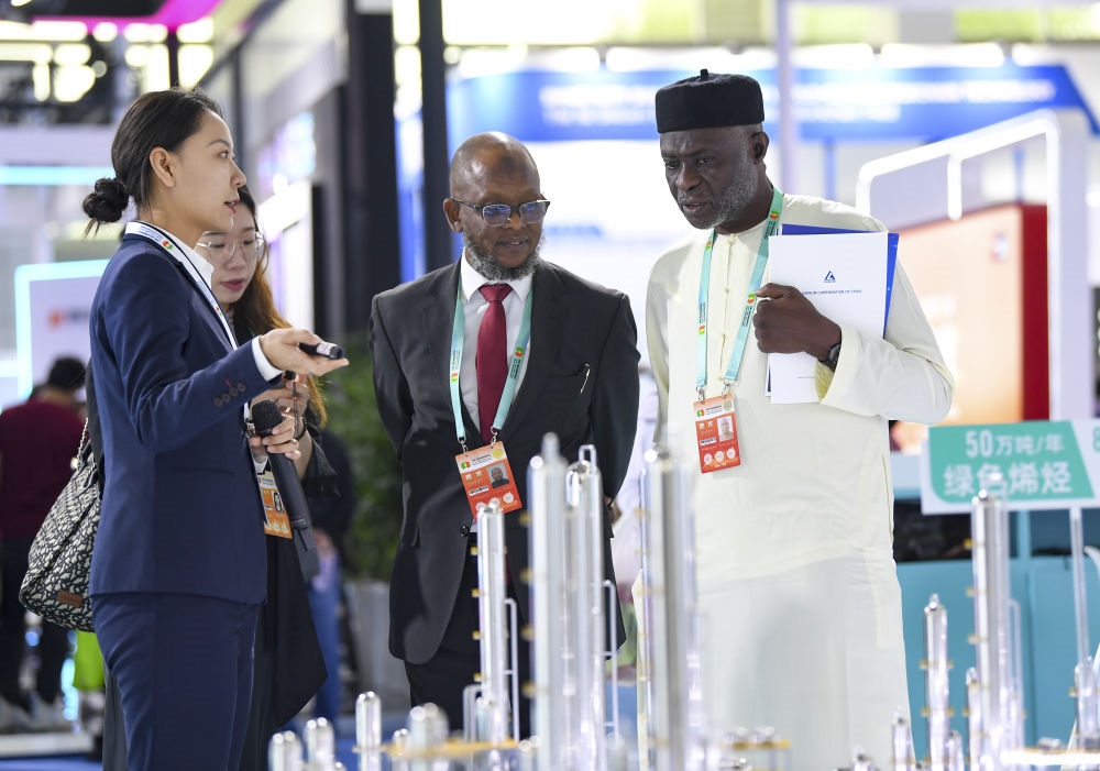 2023年9月22日，嘉賓在第六屆中阿博覽會(huì)上了解清潔能源項(xiàng)目。新華社記者 馮開華 攝