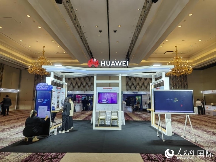 峰會(huì)現(xiàn)場(chǎng)，由泰國(guó)政府、中泰高校和客戶伙伴搭建的人才雙選會(huì)和伙伴展臺(tái)開(kāi)放。人民網(wǎng)記者 楊一攝