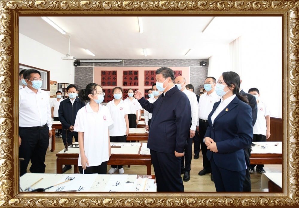 2021年9月13日至14日，習(xí)近平總書記在陜西省榆林市考察。14日上午，習(xí)近平在綏德實(shí)驗(yàn)中學(xué)考察時(shí)，同正在練習(xí)書法的學(xué)生親切交流。