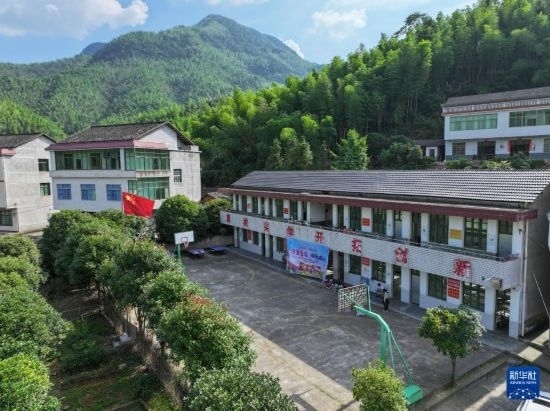 這是5月28日拍攝的湖南省衡陽(yáng)市衡陽(yáng)縣岣嶁鄉(xiāng)妙溪小學(xué)（無(wú)人機(jī)照片）。