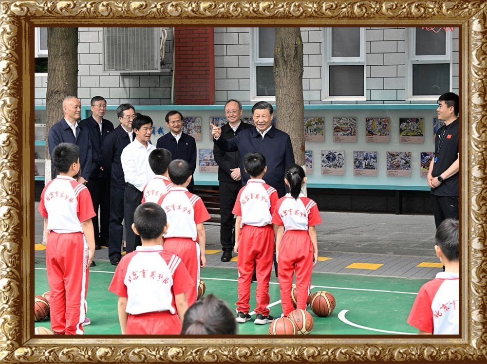 2023年5月31日上午，習(xí)近平總書記來到北京育英學(xué)?？赐繂枎熒诨@球場同正在上體育課的小學(xué)生們親切交流。習(xí)近平親切地說：“現(xiàn)在生活條件好了，孩子們不是要吃得胖胖的，而是要長得壯壯的、練得棒棒的?！? width=