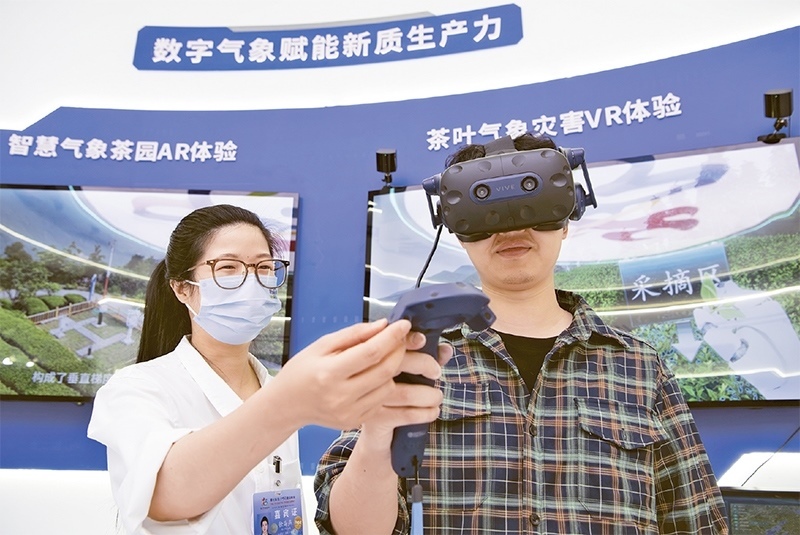 2024年5月23日，第七屆數(shù)字中國建設(shè)峰會(huì)現(xiàn)場體驗(yàn)區(qū)在福州海峽國際會(huì)展中心向?qū)I(yè)觀眾開放。本次現(xiàn)場體驗(yàn)區(qū)圍繞本屆峰會(huì)主題“釋放數(shù)據(jù)要素價(jià)值，發(fā)展新質(zhì)生產(chǎn)力”，設(shè)置“數(shù)字惠民”、“數(shù)字能力”、“數(shù)字基礎(chǔ)”、“數(shù)字生態(tài)”、“數(shù)字賦能”五大板塊。圖為一名觀眾（右）在數(shù)字氣象賦能新質(zhì)生產(chǎn)力展臺上進(jìn)行體驗(yàn)。 新華社記者 魏培全/攝