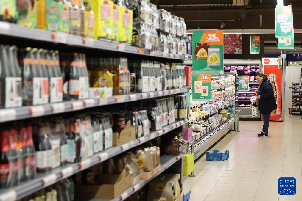 5月31日，一名顧客在比利時(shí)布魯塞爾一家超市購物。新華社記者 趙丁喆 攝