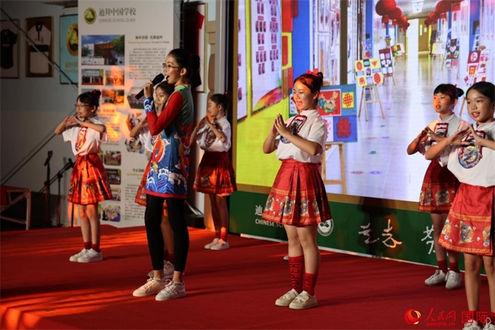 活動上，孩子們表演原創(chuàng)歌舞節(jié)目。人民網(wǎng)記者 張志文攝