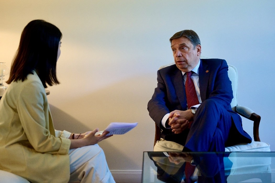 西班牙農業(yè)、漁業(yè)和食品大臣普拉納斯接受人民網專訪。西班牙駐華大使館供圖