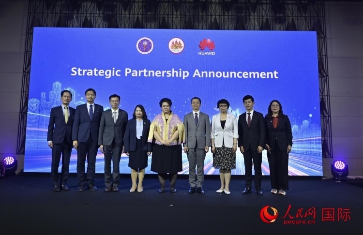 數(shù)字人才峰會(huì)現(xiàn)場。左五為泰國高等教育、科學(xué)、研究和創(chuàng)新部長素巴瑪·伊沙拉帕迪，右三中國駐泰國大使館教育參贊許蘭，右四為華為泰國技術(shù)有限公司總經(jīng)理李雄偉。人民網(wǎng)記者 簡承淵攝