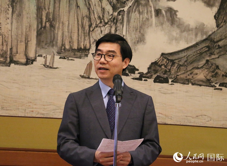 中國(guó)駐日本大使館施泳公使致辭。人民網(wǎng) 許可攝