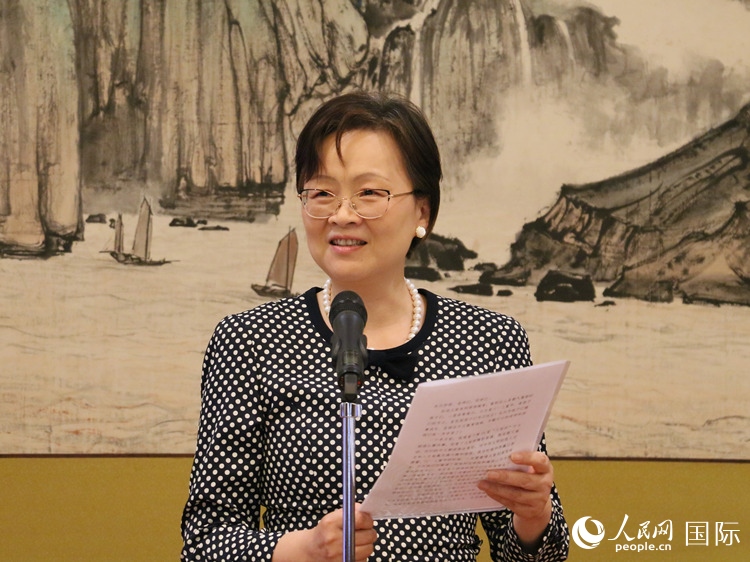 大使夫人丁玥致辭。人民網(wǎng) 許可攝