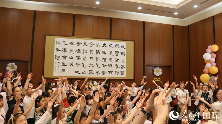 小朋友們合唱《明天會(huì)更好》。人民網(wǎng) 許可攝